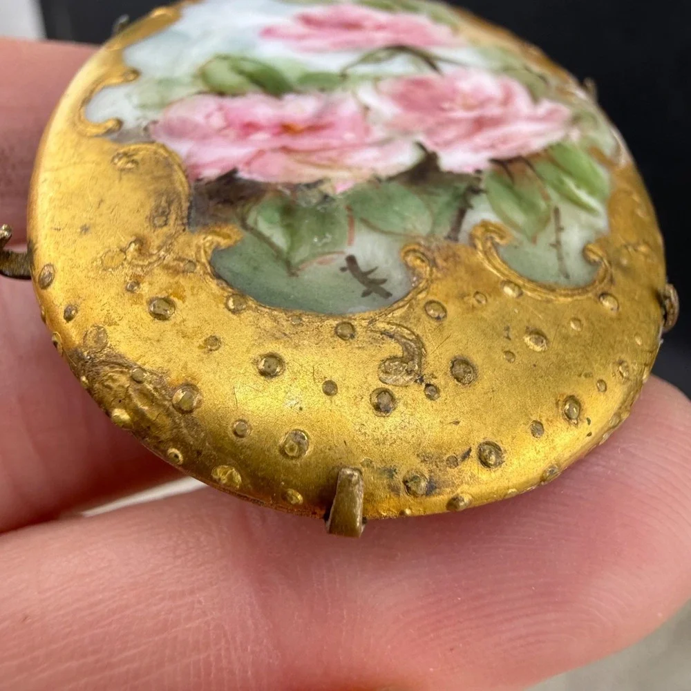 Vintage Hand Painted Porcelain Brooch‎ Gold Tone Floral
